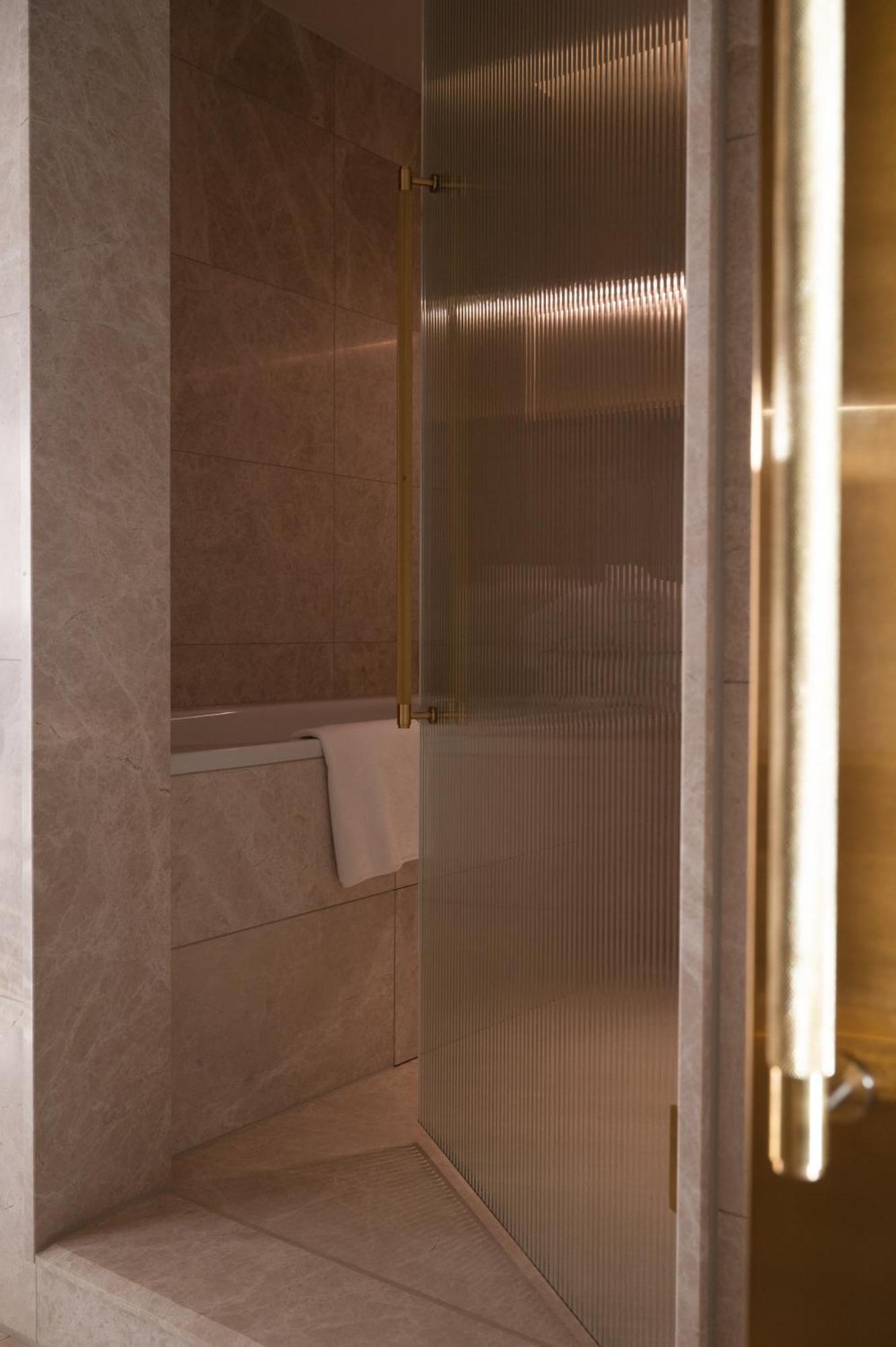 Almanac Palais Vienna Hotel Стая снимка A shower door