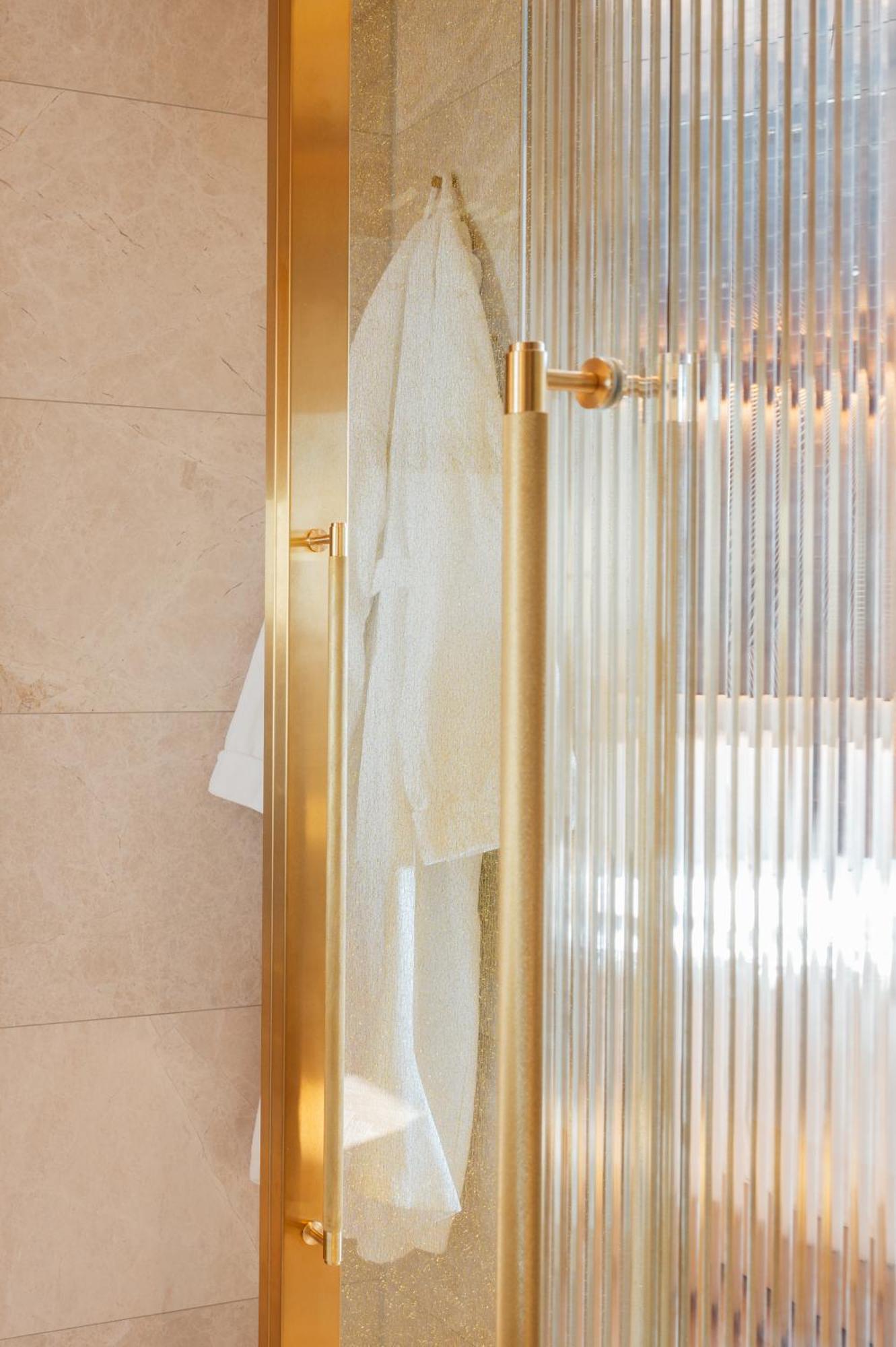 Almanac Palais Vienna Hotel Стая снимка A shower door